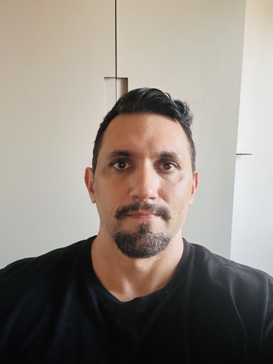 Foto original de Mario Eduardo Silva, tirada em casa com camiseta preta