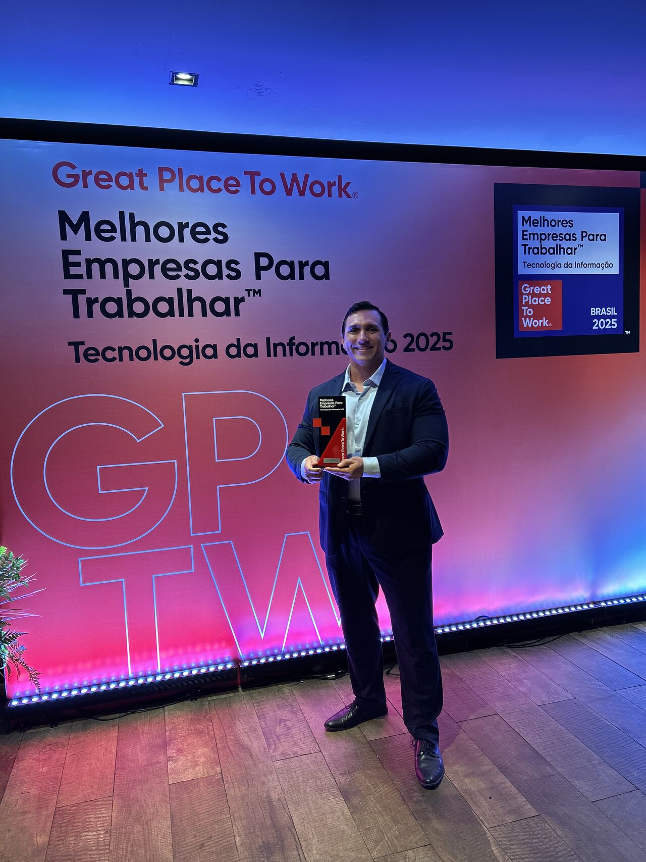 Mario Eduardo Silva at a professional recognition event