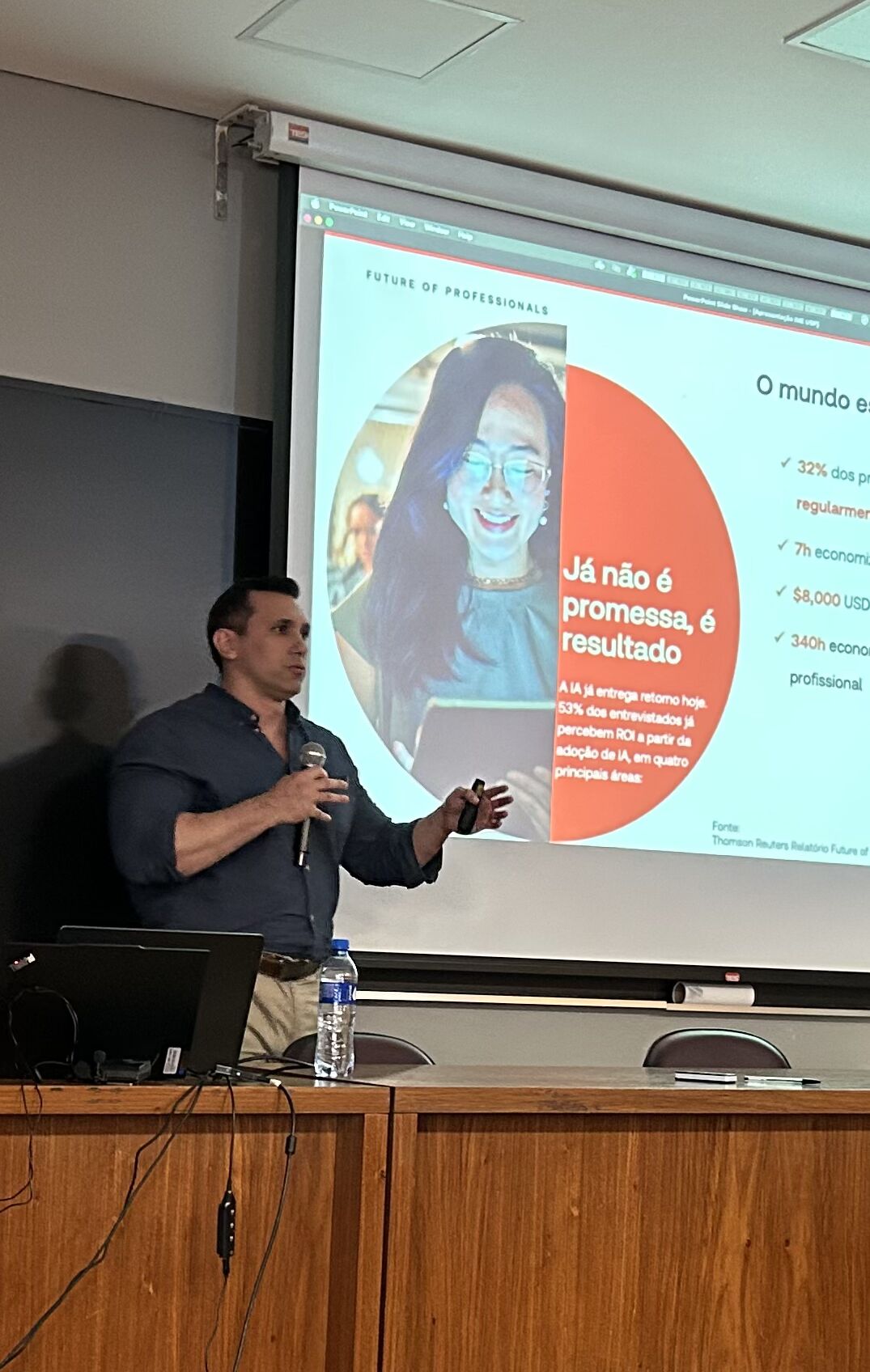 Mario Eduardo Silva apresentando uma palestra sobre inteligência artificial